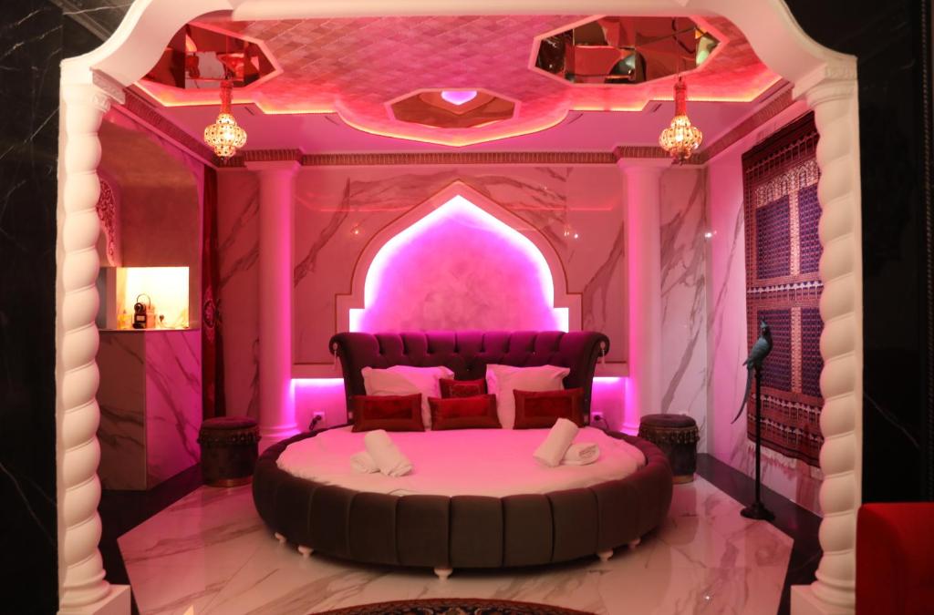 Espace détente romantique dans la suite Shéhérazade Lyon ambiance intime