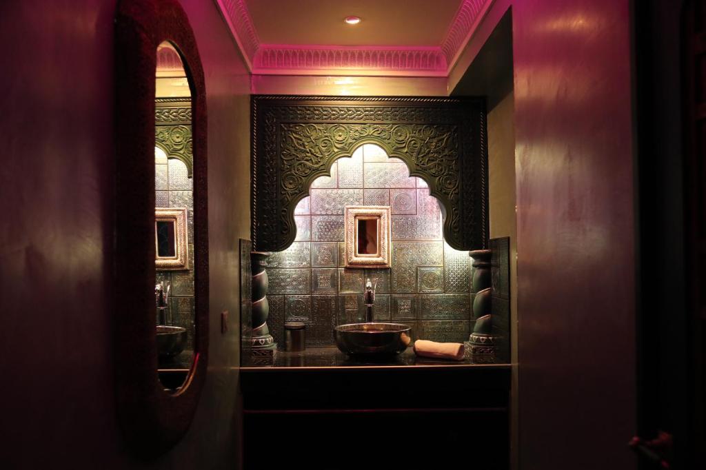 Boudoir chic de la love room Shéhérazade Lyon avec décoration orientale