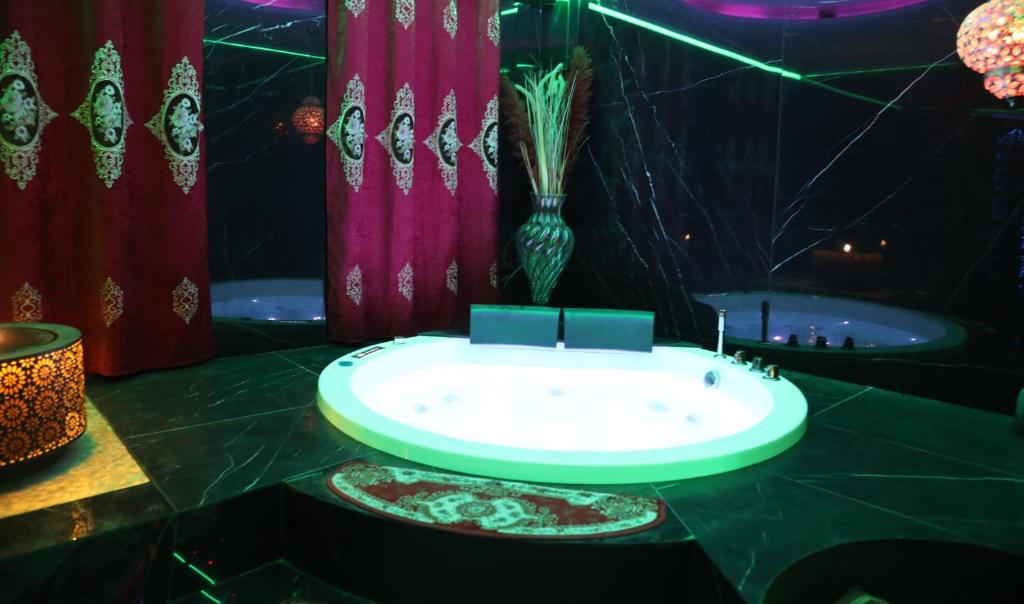 Sauna privatif dans la love room Shéhérazade à Lyon