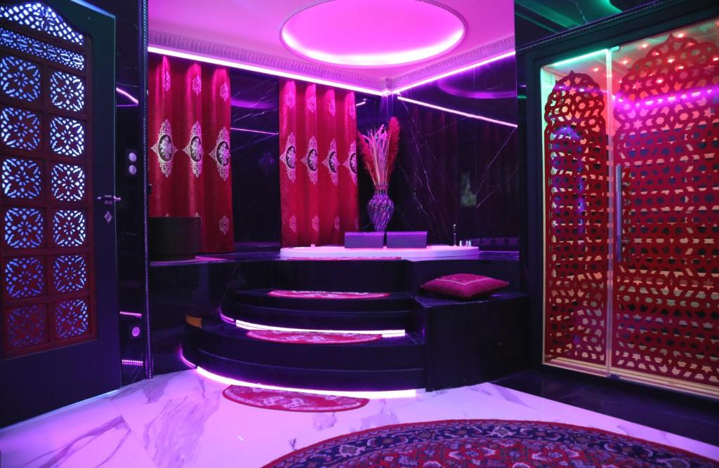 Suite Shéhérazade Lyon avec balnéo et ambiance orientale tamisée