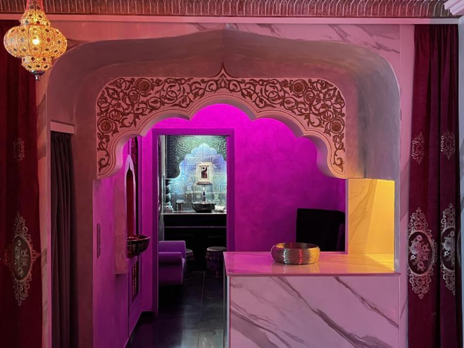 Love room Shéhérazade Lyon avec lit rond et miroir au plafond