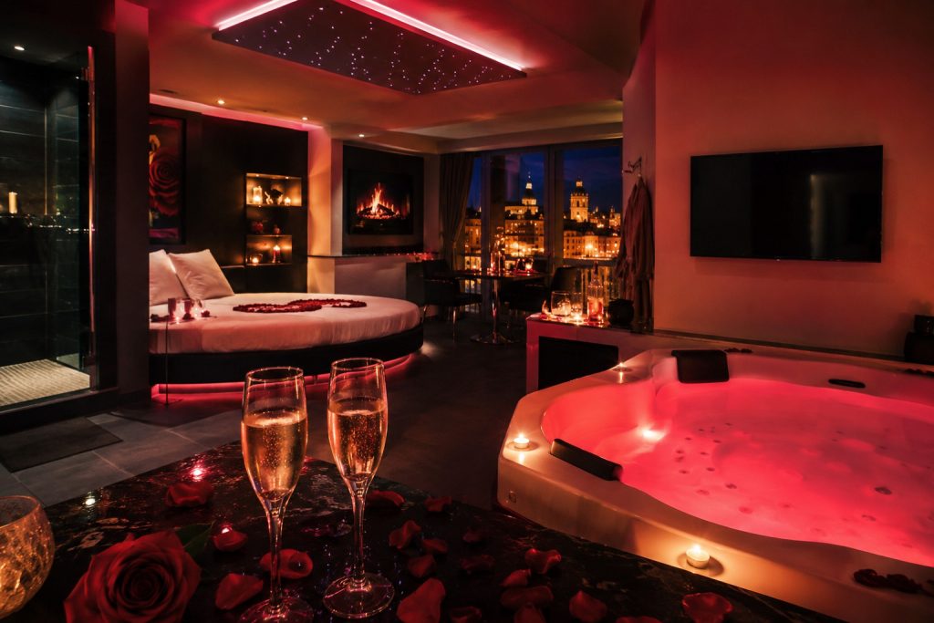 love room Toulouse : suite romantique de luxe avec jacuzzi privatif et ambiance lumineuse rose, hôtel intimiste à Toulouse