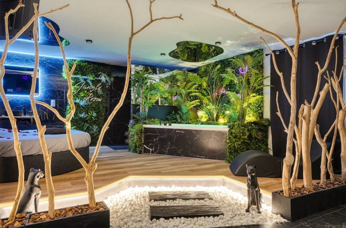 Jungle Room à Toulouse – Love Room avec balnéo, lit rond et ambiance exotique