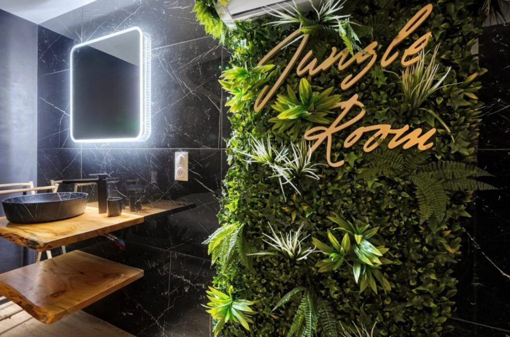 Jungle Room – une love room exotique avec balnéo